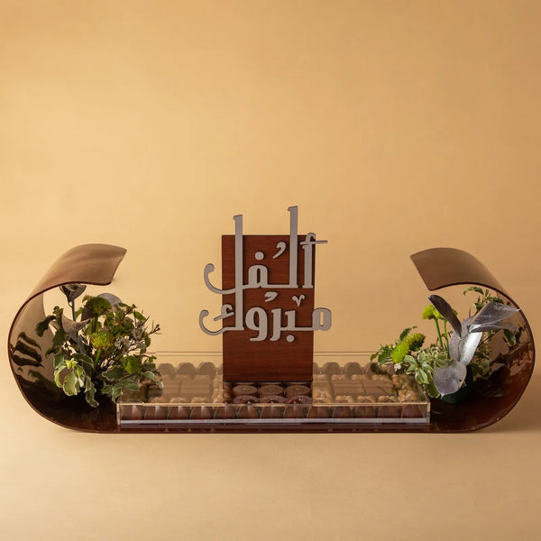 صينية أكريليك تحتوي على 755 جرام من الشوكولاتة المختارة ومزينة بالزهور.