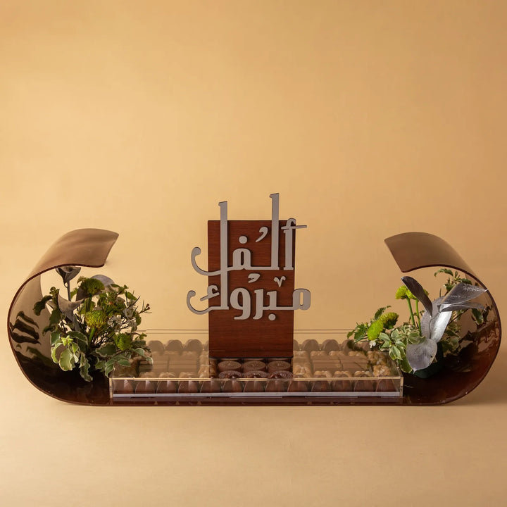 صينية أكريليك تحتوي على 755 جرام من الشوكولاتة المختارة ومزينة بالزهور.